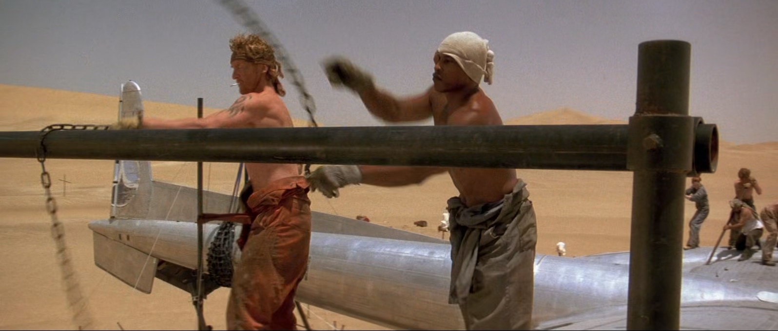 凤凰劫.Flight.of.the.Phoenix.2004.1080p.BluRay.x265.2audio-RARBG特效字幕 (1).mkv.jpg