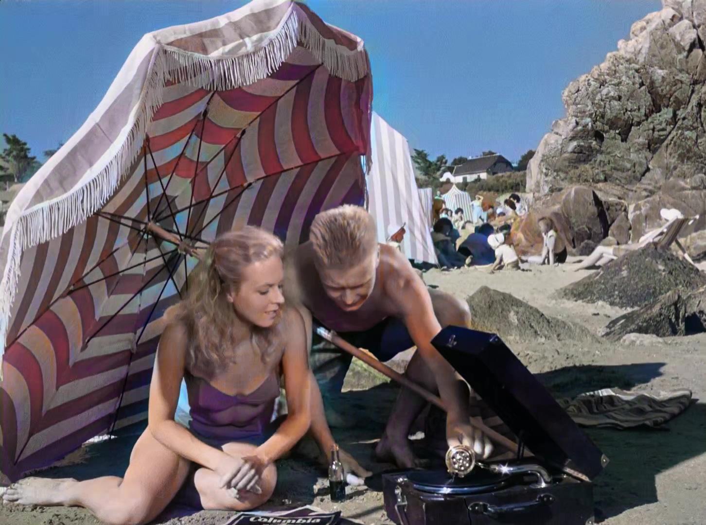 于洛先生的假期 彩色版.mkv_20250413_142630.315.jpg