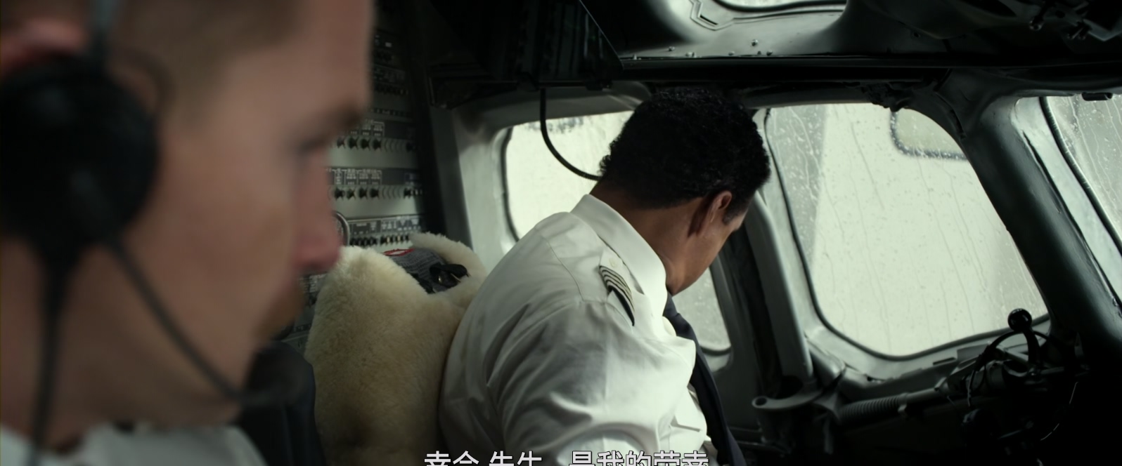 迫降航班.Flight.2012.1080p.x265.10bit.2audio.apekat特效字幕.mkv_20250528_095903.371.jpg