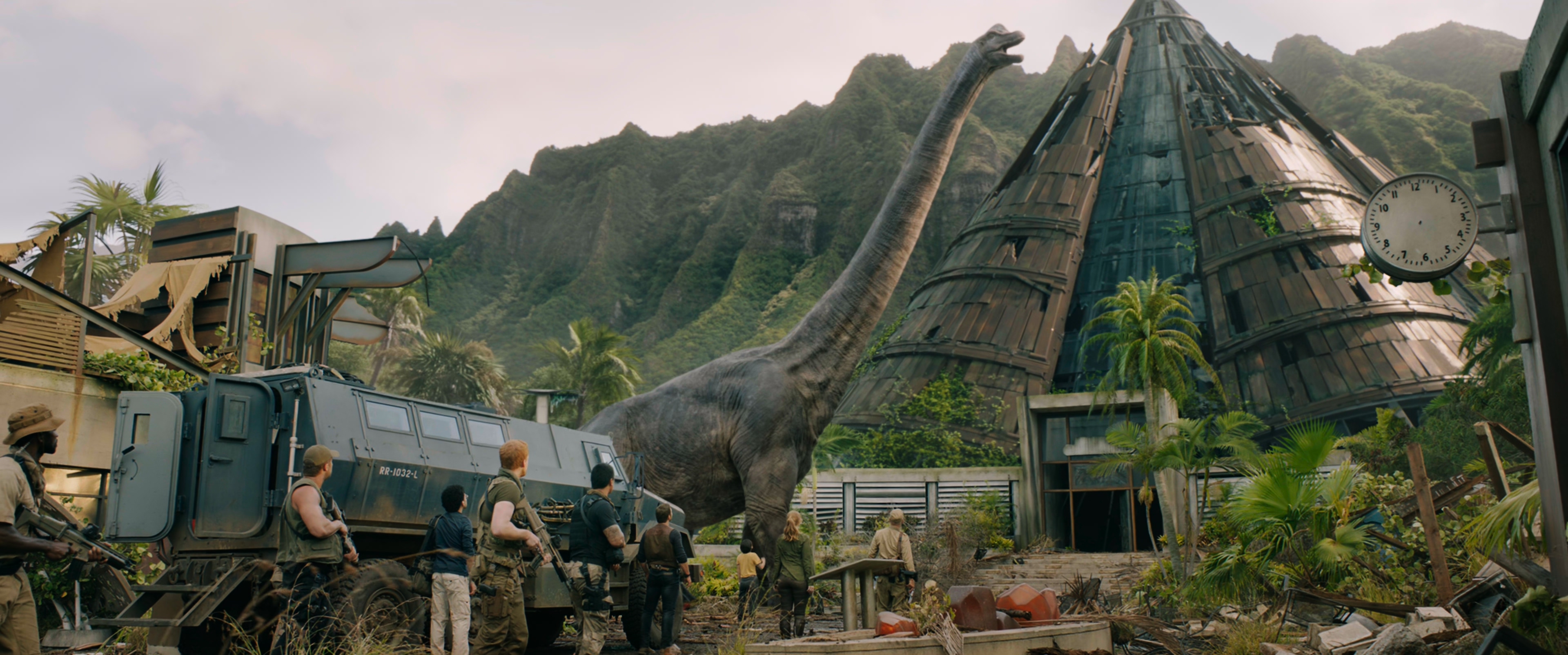 Jurassic.World.Fallen.Kingdom.2018.BluRay.2160p.x265.10bit.HDR.3Audios.mUHD-FRDS.jpg