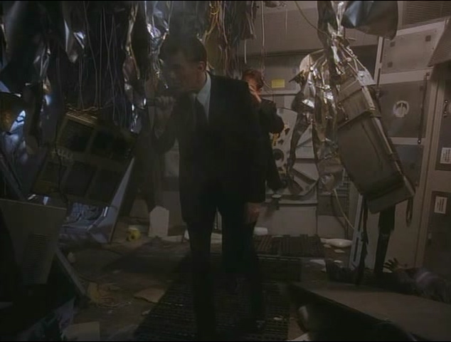 天蛛地灭.Spiders (2000) DVDRip 国英双语.mkv_20250803_192844.157.jpg